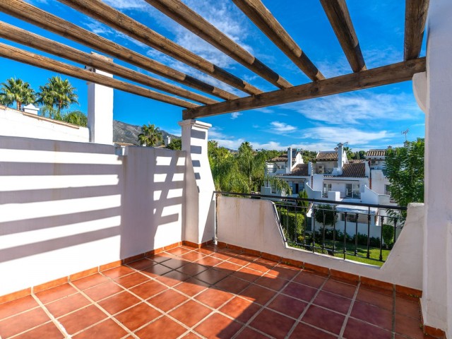 Maison mitoyenne avec 3 Chambres  à Nueva Andalucía