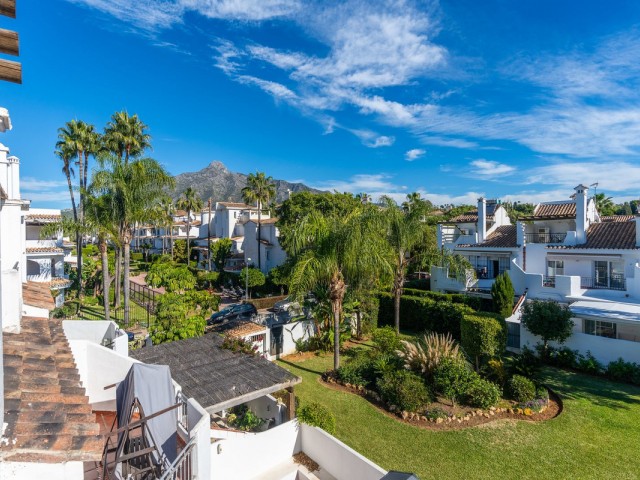 Maison mitoyenne avec 3 Chambres  à Nueva Andalucía