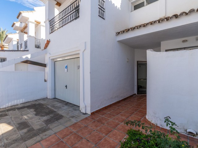 Maison mitoyenne avec 3 Chambres  à Nueva Andalucía