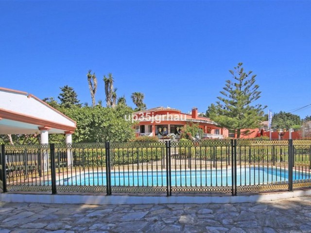 8 Bedrooms Villa in Estepona
