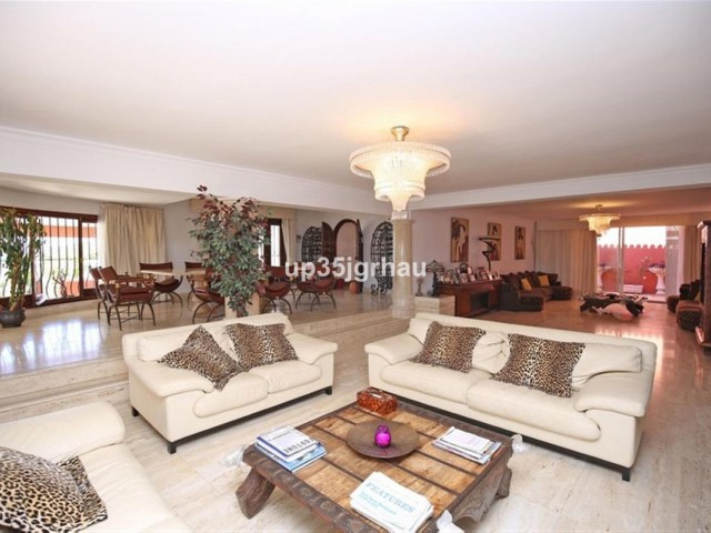 8 Bedrooms Villa in Estepona