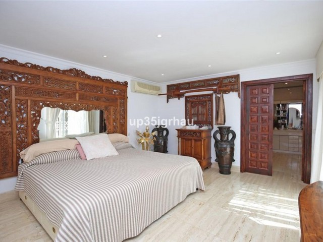 8 Bedrooms Villa in Estepona
