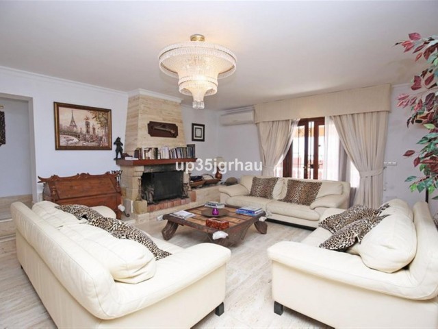 8 Bedrooms Villa in Estepona