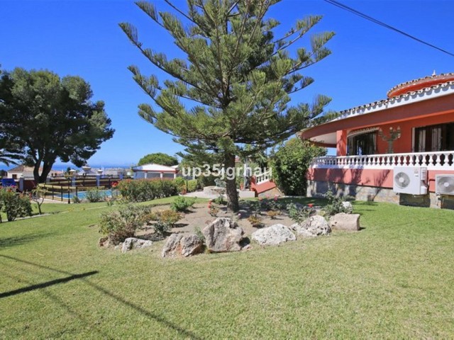 8 Bedrooms Villa in Estepona