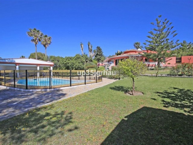 8 Bedrooms Villa in Estepona