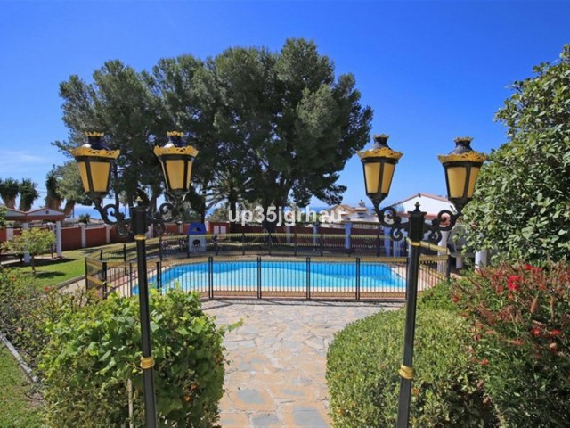 8 Bedrooms Villa in Estepona