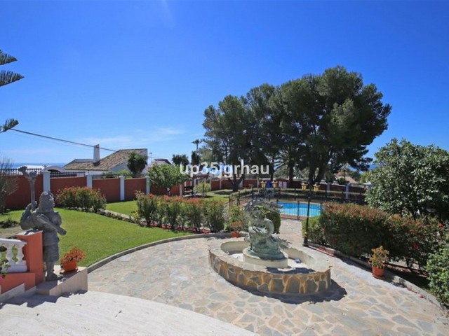 8 Bedrooms Villa in Estepona