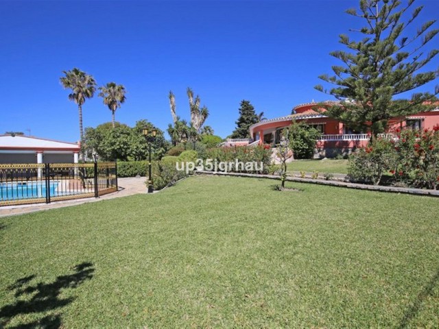 8 Bedrooms Villa in Estepona