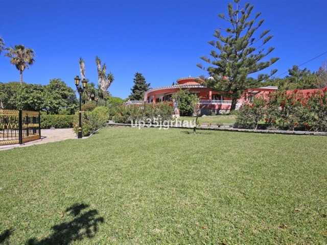 8 Bedrooms Villa in Estepona