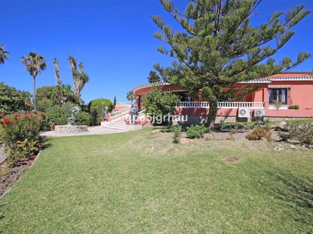 8 Bedrooms Villa in Estepona