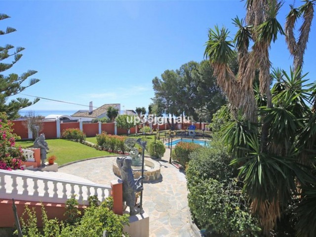 8 Bedrooms Villa in Estepona