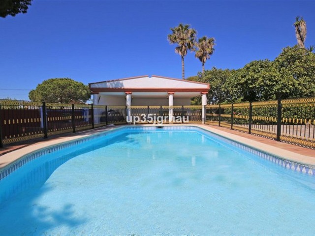 8 Bedrooms Villa in Estepona