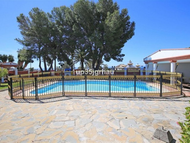 8 Bedrooms Villa in Estepona