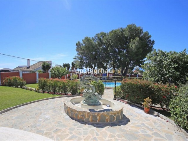 8 Bedrooms Villa in Estepona