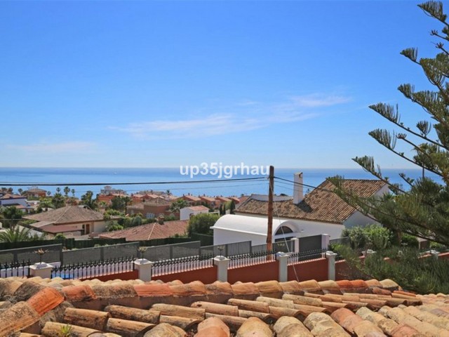 8 Bedrooms Villa in Estepona