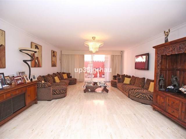 8 Bedrooms Villa in Estepona