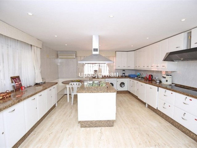 8 Bedrooms Villa in Estepona