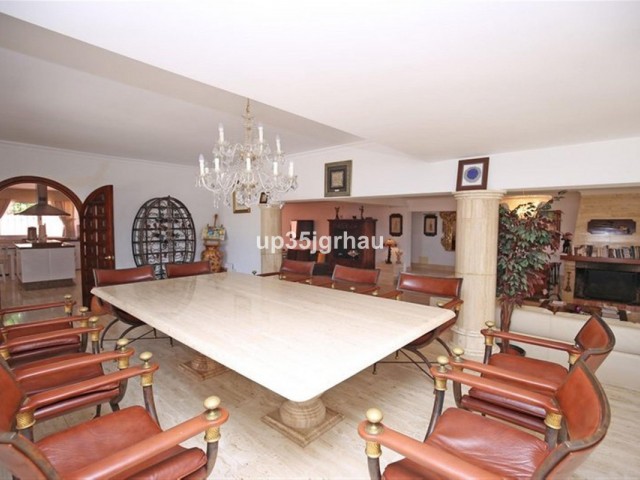 8 Bedrooms Villa in Estepona