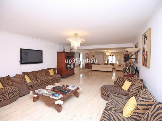 8 Bedrooms Villa in Estepona