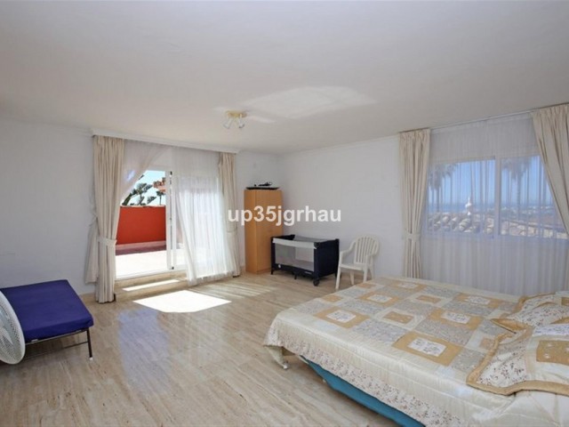 8 Bedrooms Villa in Estepona