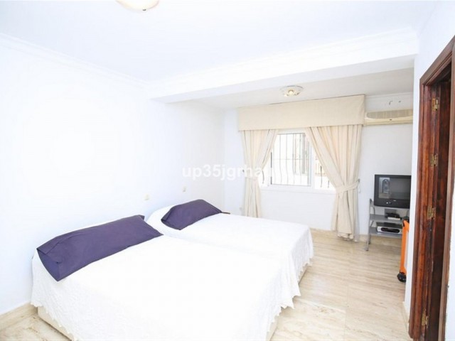 8 Bedrooms Villa in Estepona