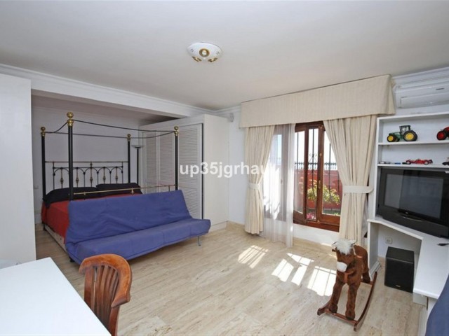 8 Bedrooms Villa in Estepona