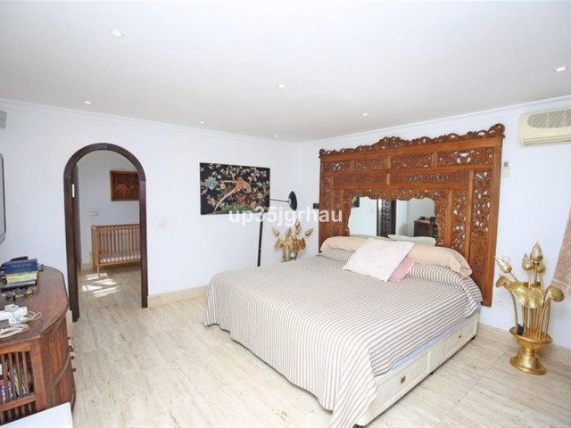 8 Bedrooms Villa in Estepona