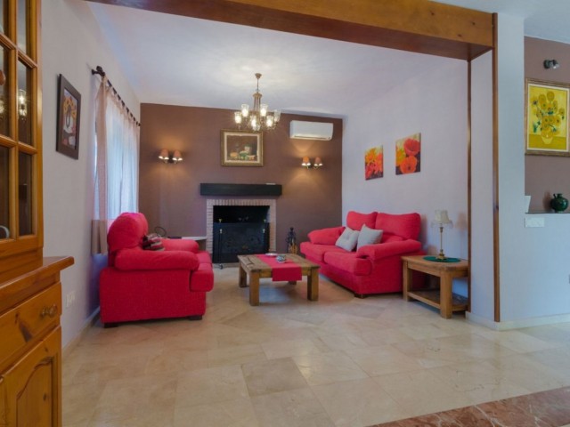 4 Bedrooms Villa in Estepona