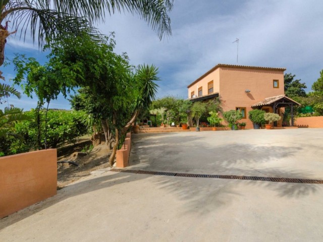 4 Bedrooms Villa in Estepona
