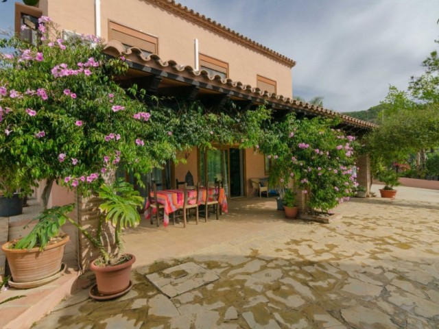 4 Bedrooms Villa in Estepona