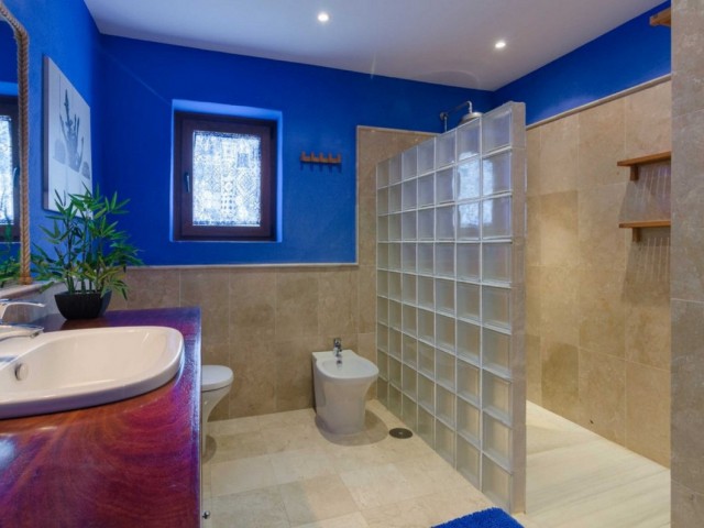 4 Bedrooms Villa in Estepona