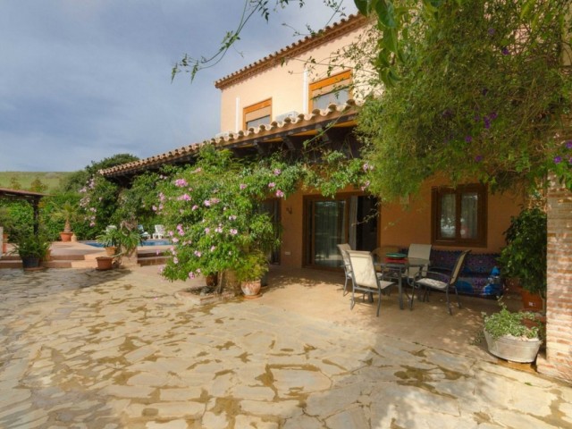 4 Bedrooms Villa in Estepona