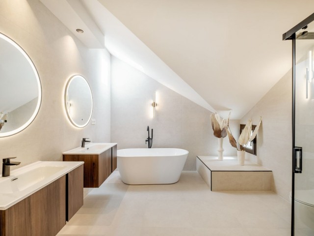 4 Bedrooms Apartment in Marbella