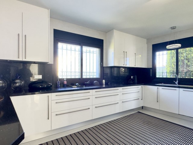 5 Bedrooms Villa in Benalmadena Costa