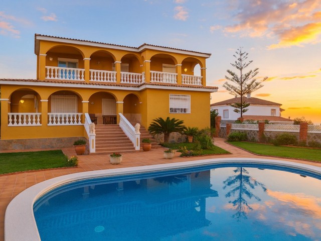 3 Bedrooms Villa in Torremolinos