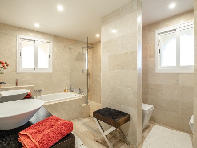 3 Bedrooms Apartment in Elviria