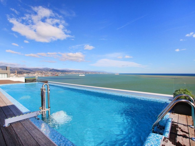 Penthouse avec 4 Chambres  à Málaga