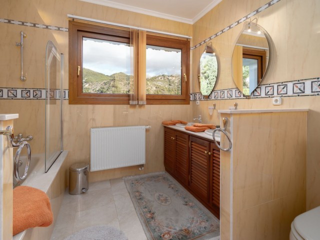 5 Bedrooms Villa in Mijas