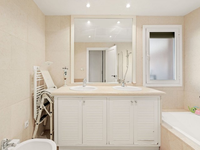 2 Bedrooms Apartment in Nueva Andalucía