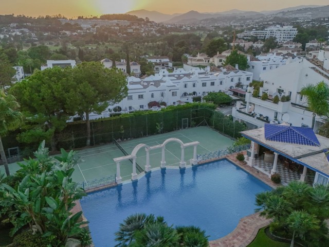 Villa avec 6 Chambres  à Nueva Andalucía