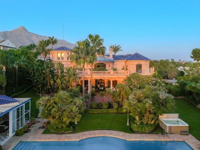 Villa avec 6 Chambres  à Nueva Andalucía