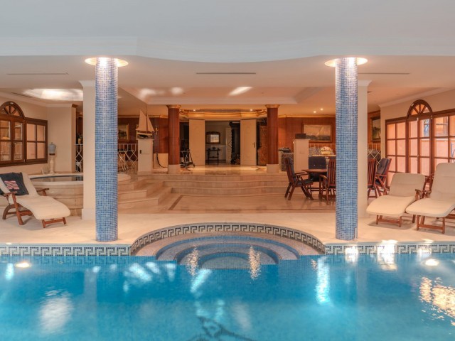 Villa avec 6 Chambres  à Nueva Andalucía