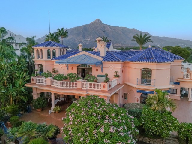 Villa avec 6 Chambres  à Nueva Andalucía