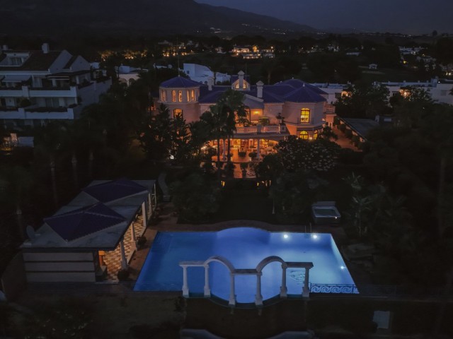 Villa avec 6 Chambres  à Nueva Andalucía