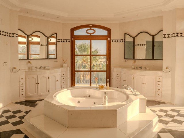 Villa avec 6 Chambres  à Nueva Andalucía