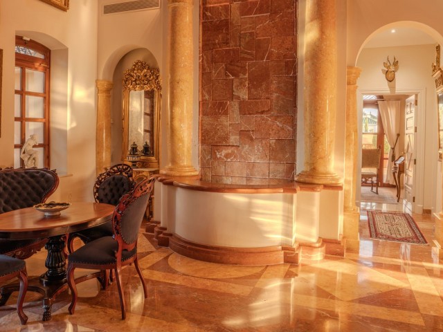 Villa avec 6 Chambres  à Nueva Andalucía