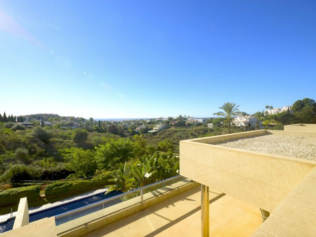 2 Bedrooms Apartment in Nueva Andalucía