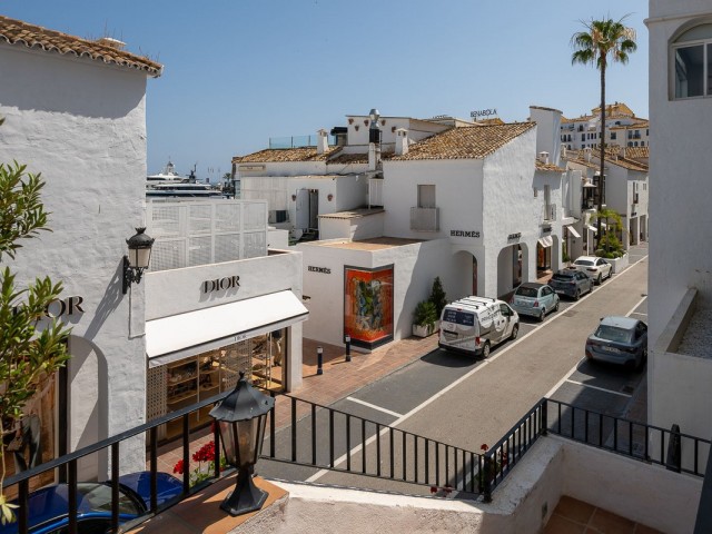 3 Bedrooms Apartment in Puerto Banús