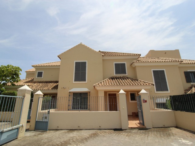 3 Bedrooms Townhouse in Benahavís