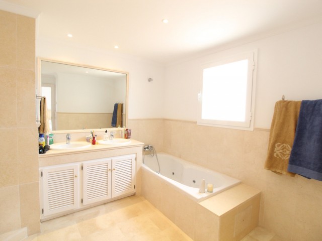 3 Bedrooms Townhouse in Benahavís